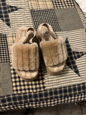 UGG women’s  Plush Slide platform  sz 7 Sandals in Light Beige